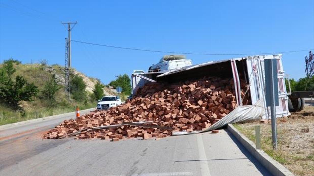 Burdur'da tuğla yüklü kamyon ile otomobil çarpıştı: 3 yaralı