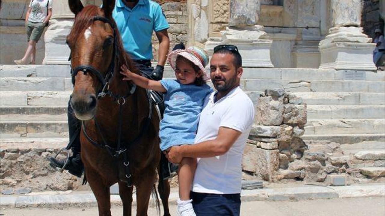 Efes Antik Kenti'ne atlı jandarma koruması
