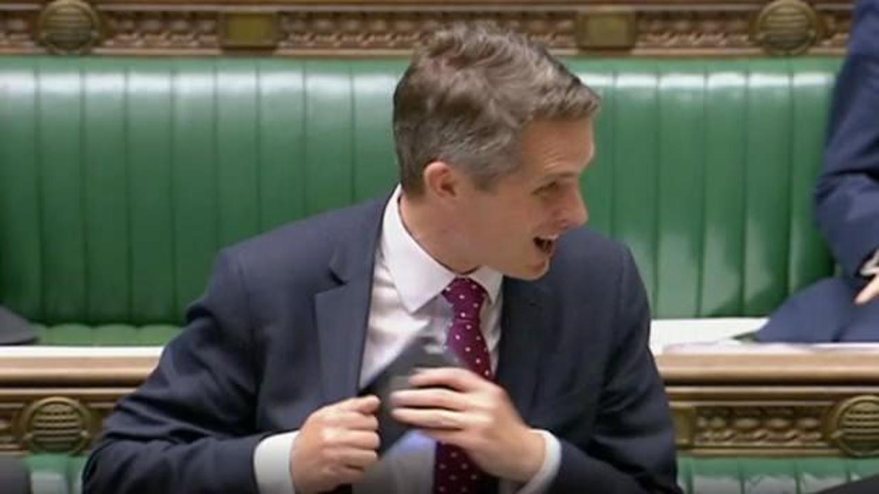 İngiliz bakanın zor anları! Elini cebine attı ve..