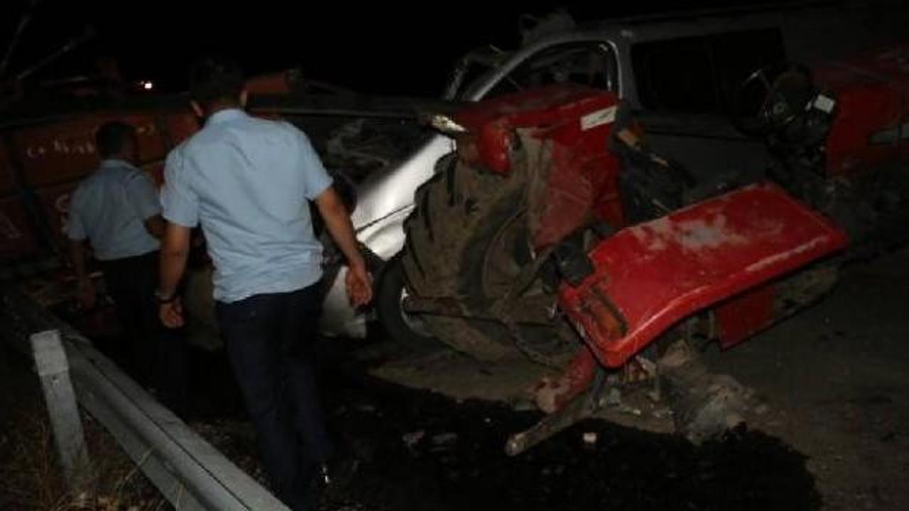 Minibüsle traktör çarpıştı: 2 ölü, 5 yaralı