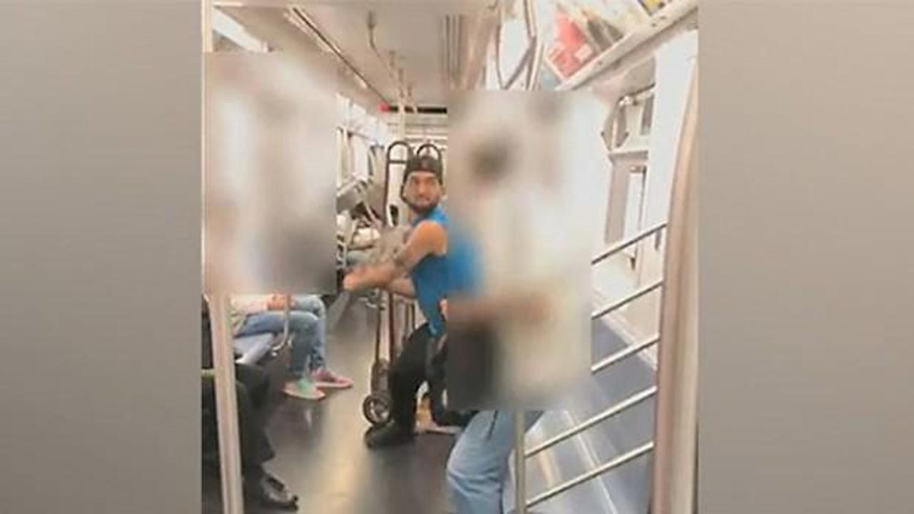 Metroda yaşlı adamı demir sopayla dövdü
