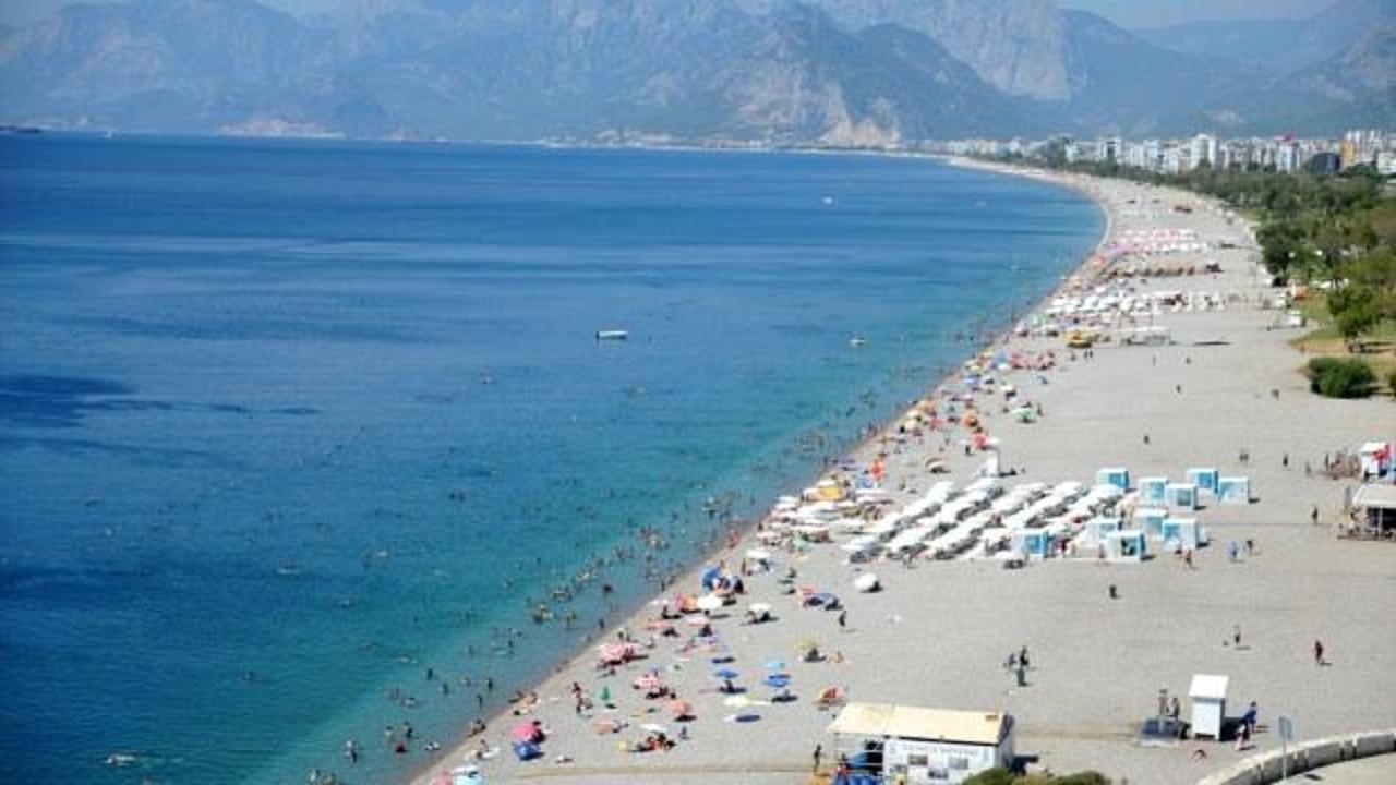 Antalya'da sıcaktan bunalan sahile koştu