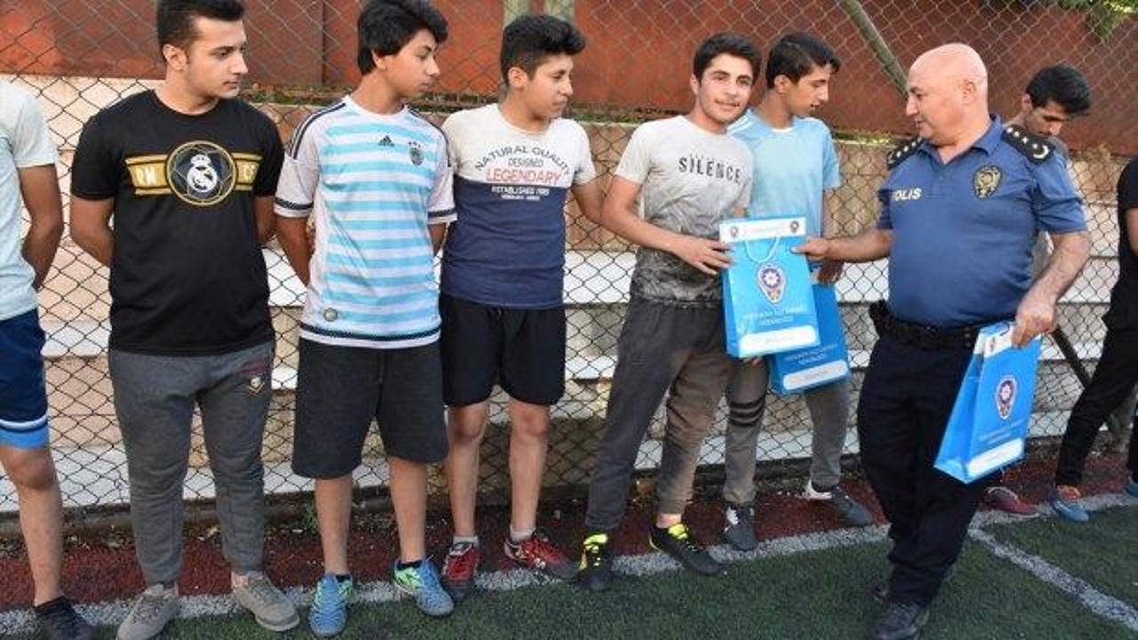 Yüksekova'da polislerle öğrenciler futbol oynadı