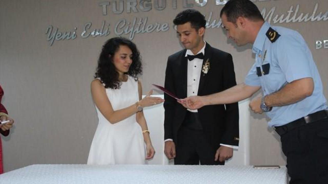 Polis memuru ve eşine nikah masasında "kelepçe"