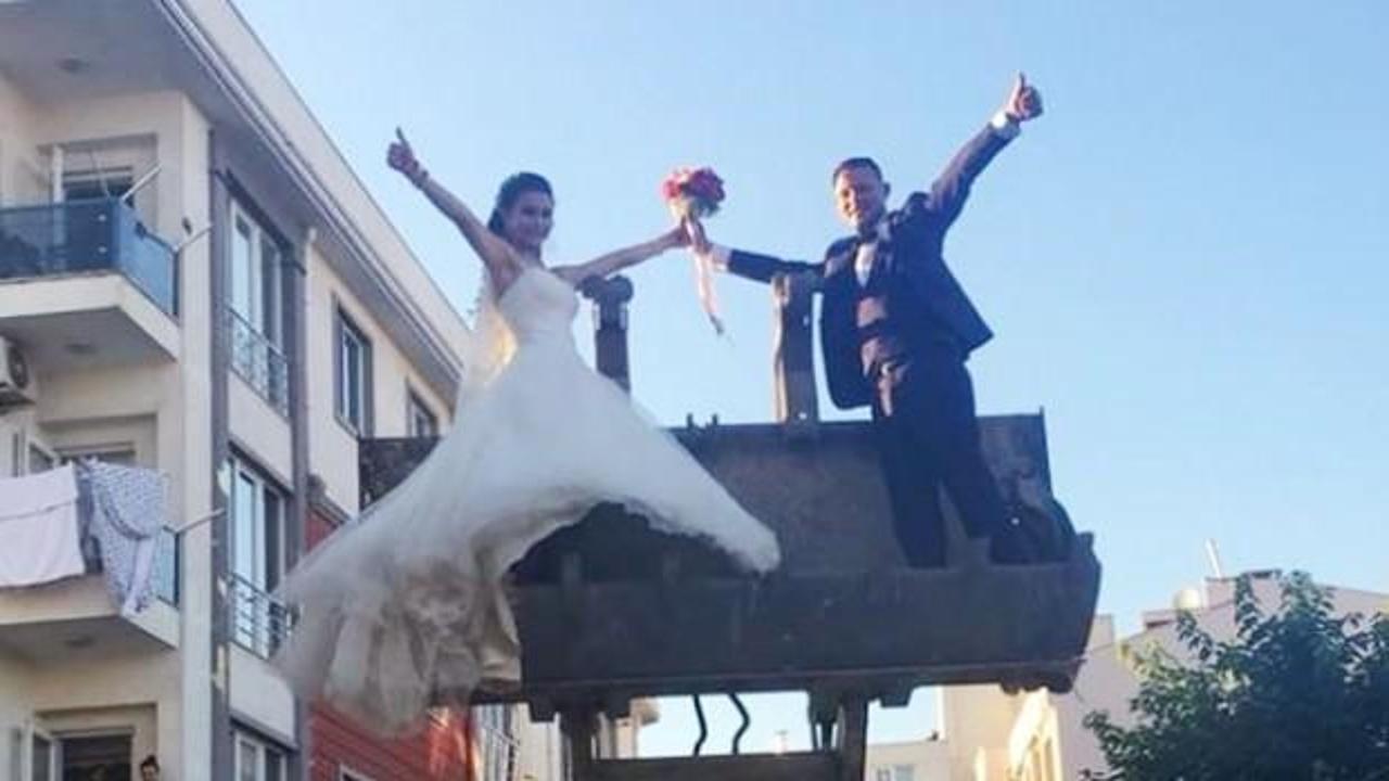 Gelin ve damdı g&ouml;ren vatandaşlar şaşkına d&ouml;nd&uuml;