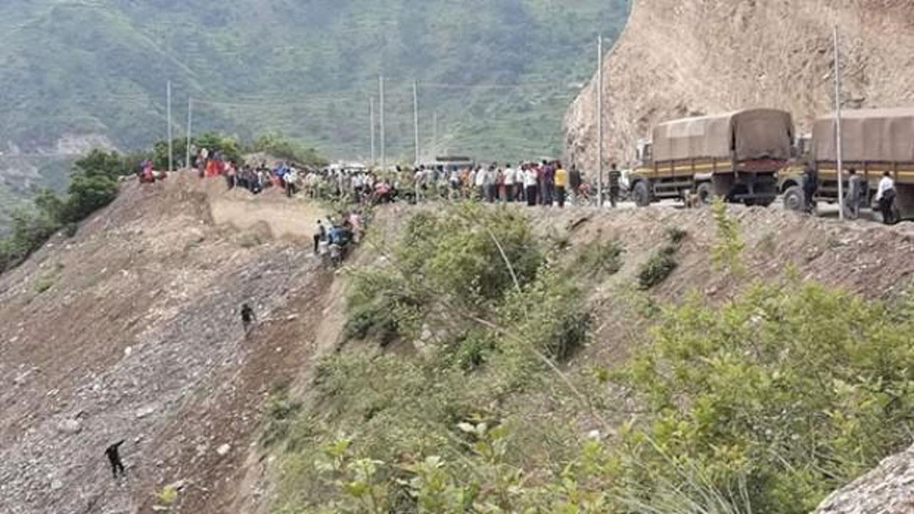 Hindistan'da otobüs uçuruma yuvarlandı: 14 ölü