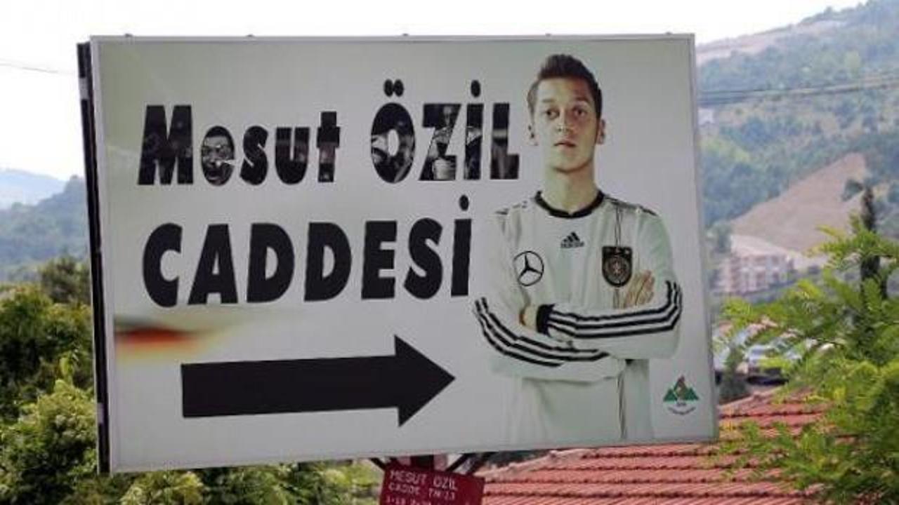 Mesut Özil'in milli formalı fotoğrafı kaldırılıyor