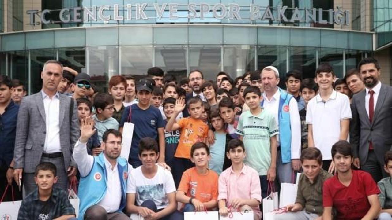 Bakan Kasapoğlu'ndan gençlere 'maça götürme' sözü