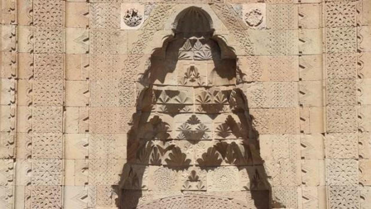 Camideki ta&ccedil;lı kadın başı sil&uuml;etinin gizemi...