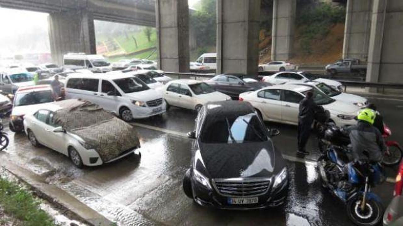 İstanbul'da dolu yağışı! Araç sahiplerinde panik