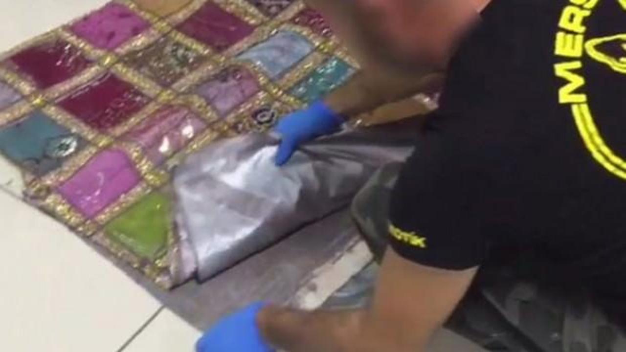 Masa &ouml;rt&uuml;s&uuml;n&uuml;n i&ccedil;inde bulundu! 