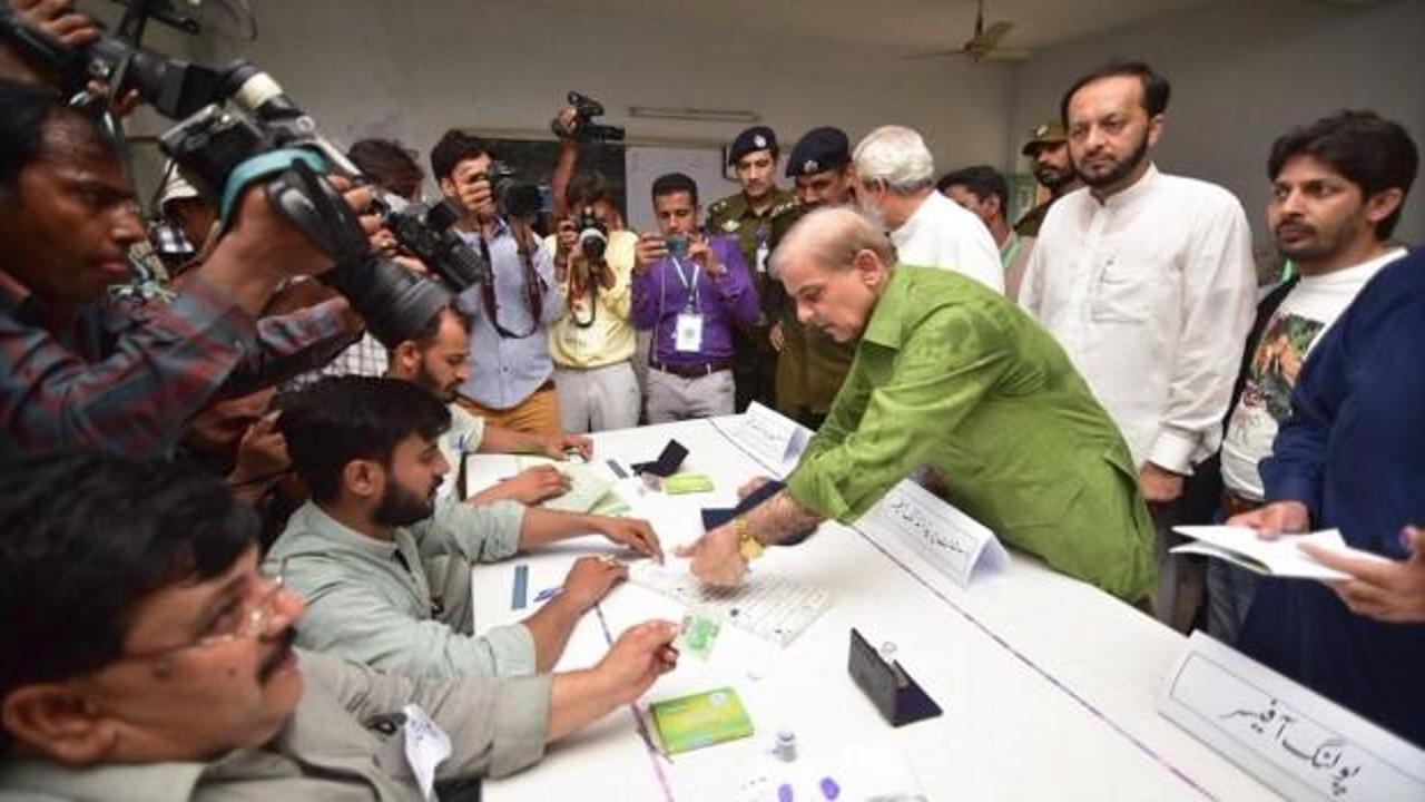 Pakistan sandık başında! Oy verme işlemi başladı