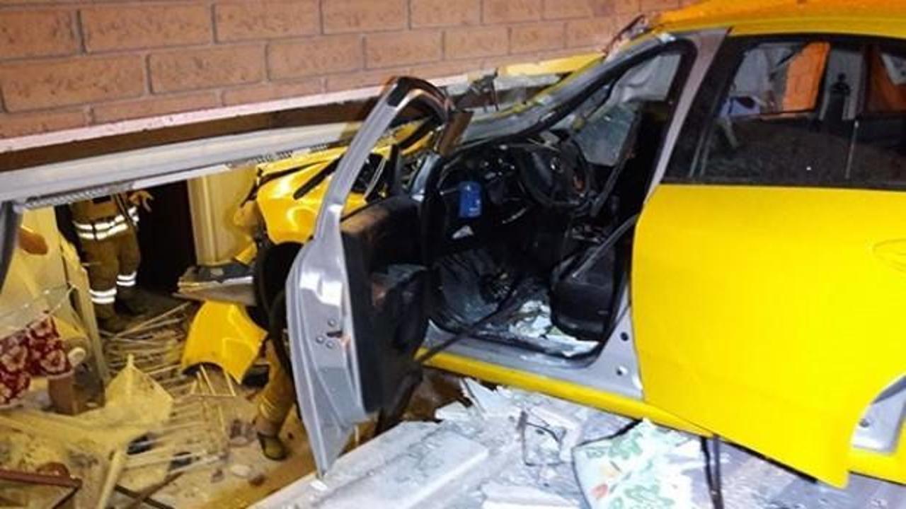 Taksi evin yatak odasına girdi