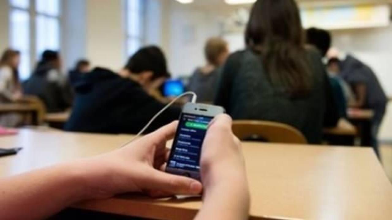 Fransa okullarda cep telefonu yasakladı!