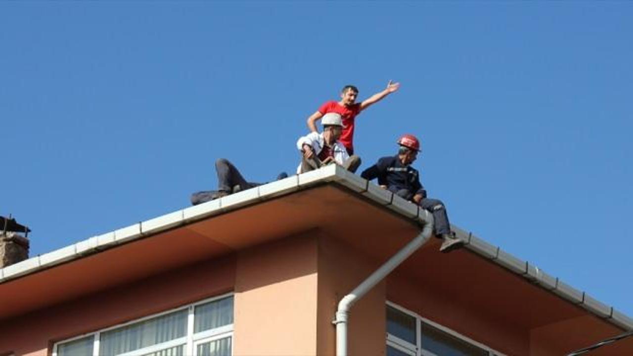 İşvereni protesto etmek için çatıya çıktılar