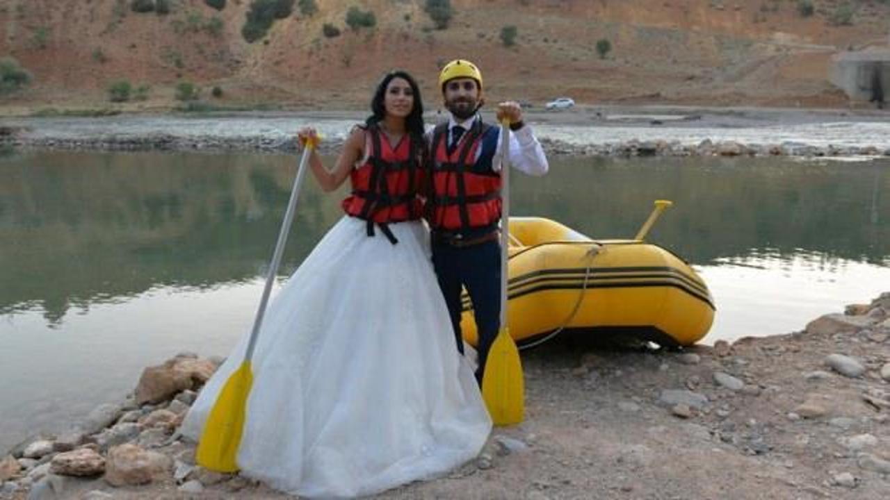 Çılgın çift gelinlik ve damatlıkla rafting yaptı