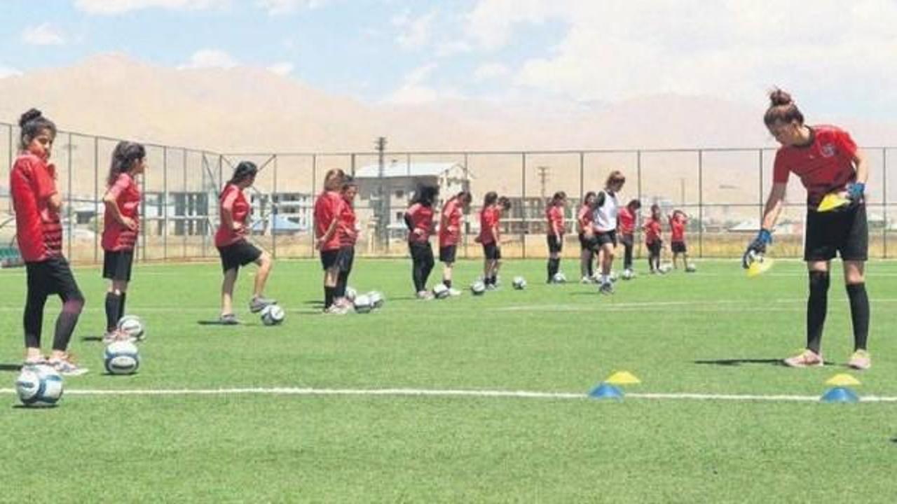 Yüksekova'nın başarılı kadın futbol takımı