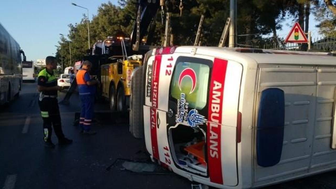 Bakırköy'de ambulans devrildi: 3 yaralı