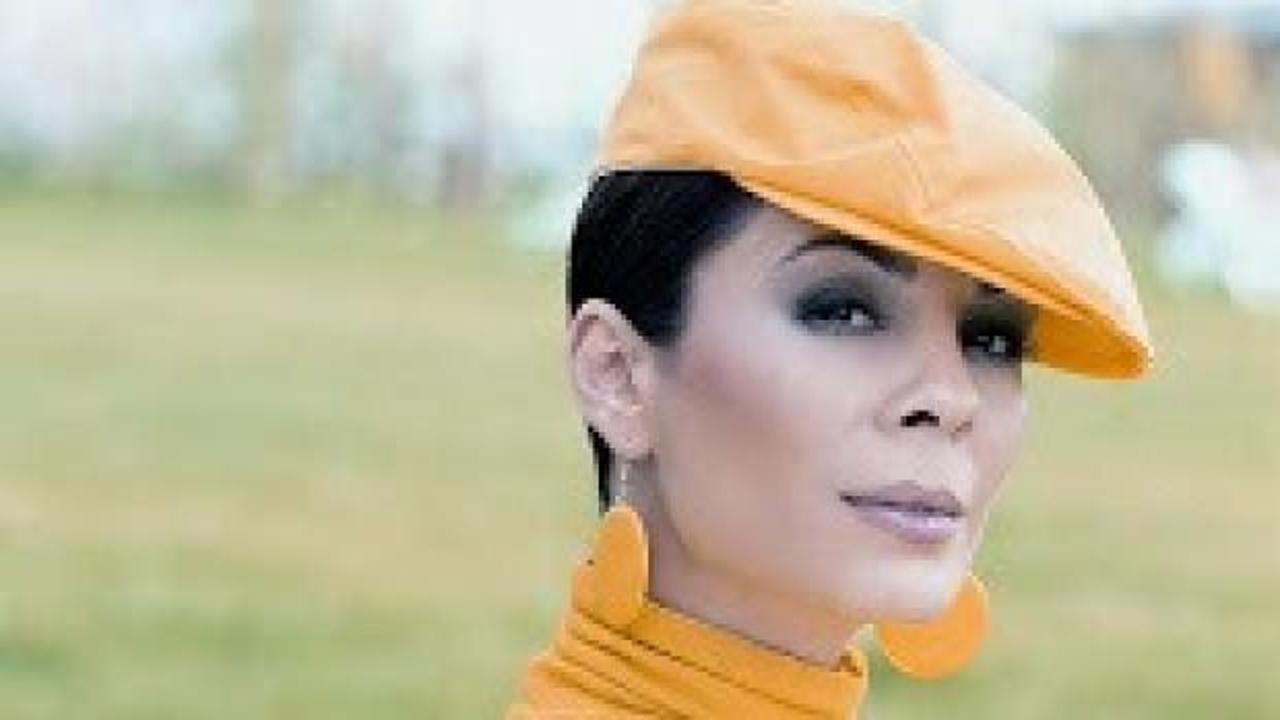 Demet Sağıroğlu'nun &ccedil;ocukluk fotoğrafı şaşırttı 