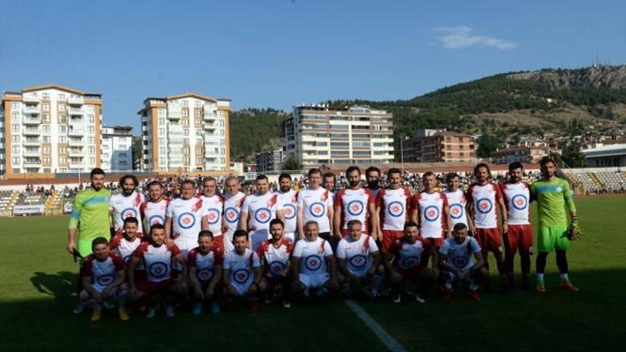 Eski milli futbolcular, Tokat'ta gösteri maçı yaptı