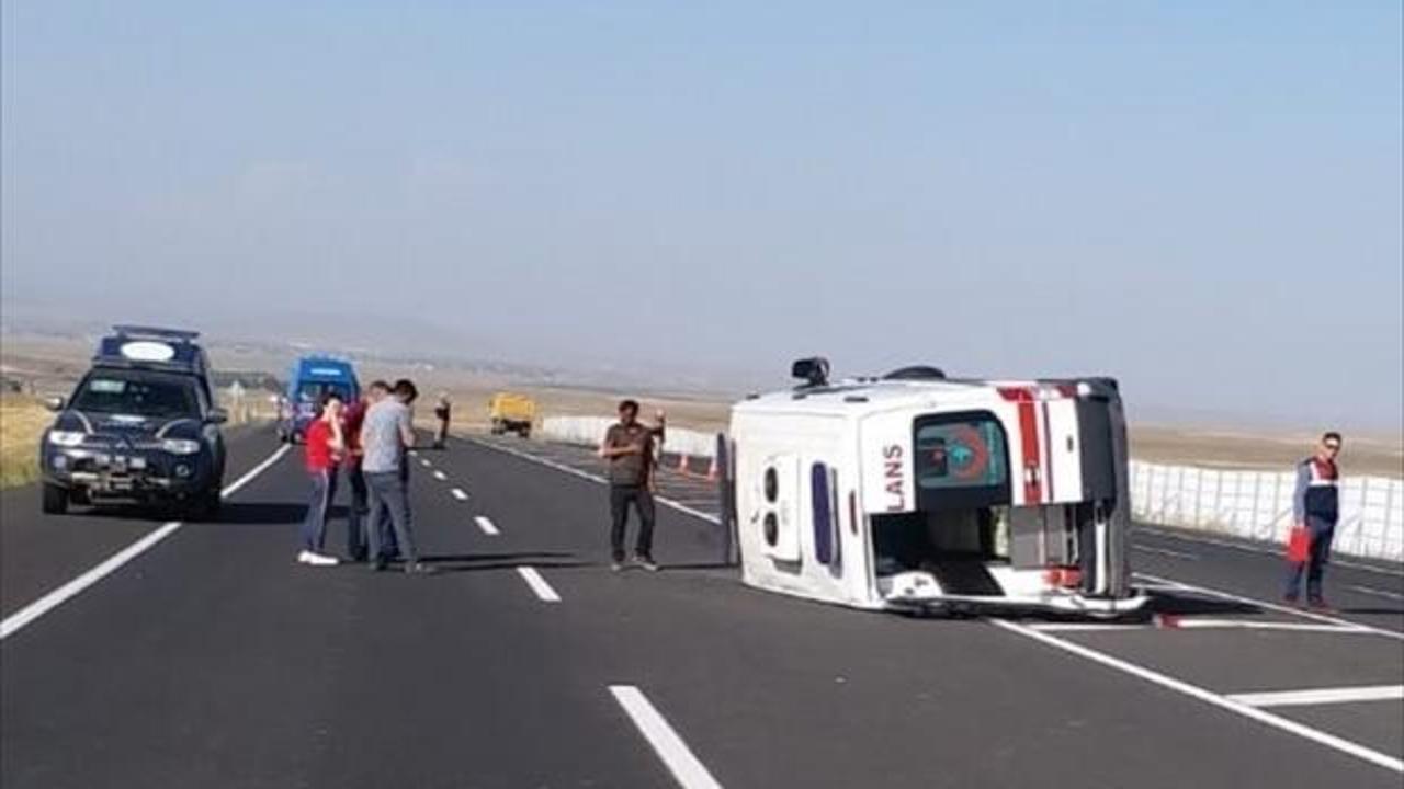 Kars'ta ambulans devrildi: 5 yaralı
