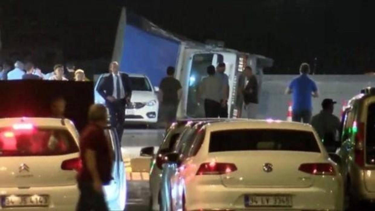 Faciadan d&ouml;n&uuml;ld&uuml;! Feribotta kamyon devrildi