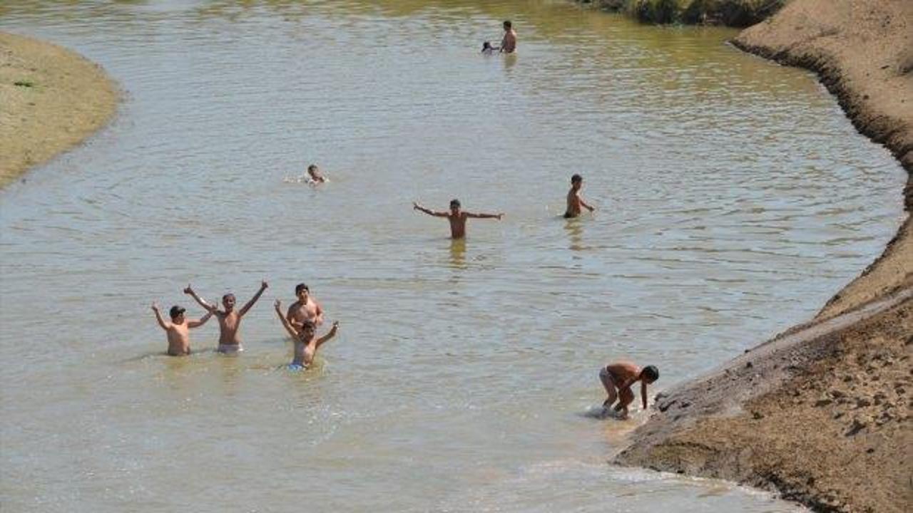 Sıcaktan bunalan çocuklar Karasu'da serinliyor
