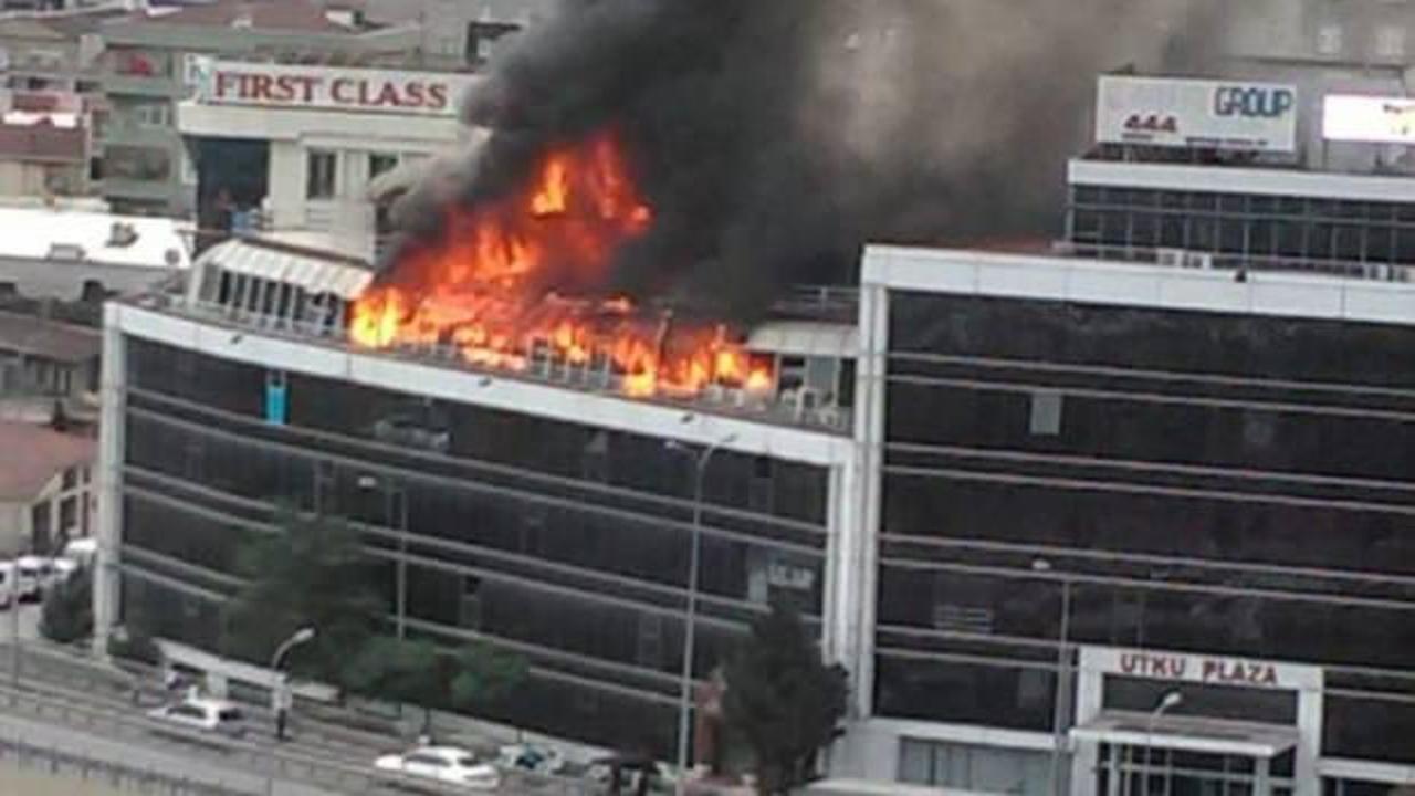 B&uuml;y&uuml;k panik! İkitelli'deki plazada yangın