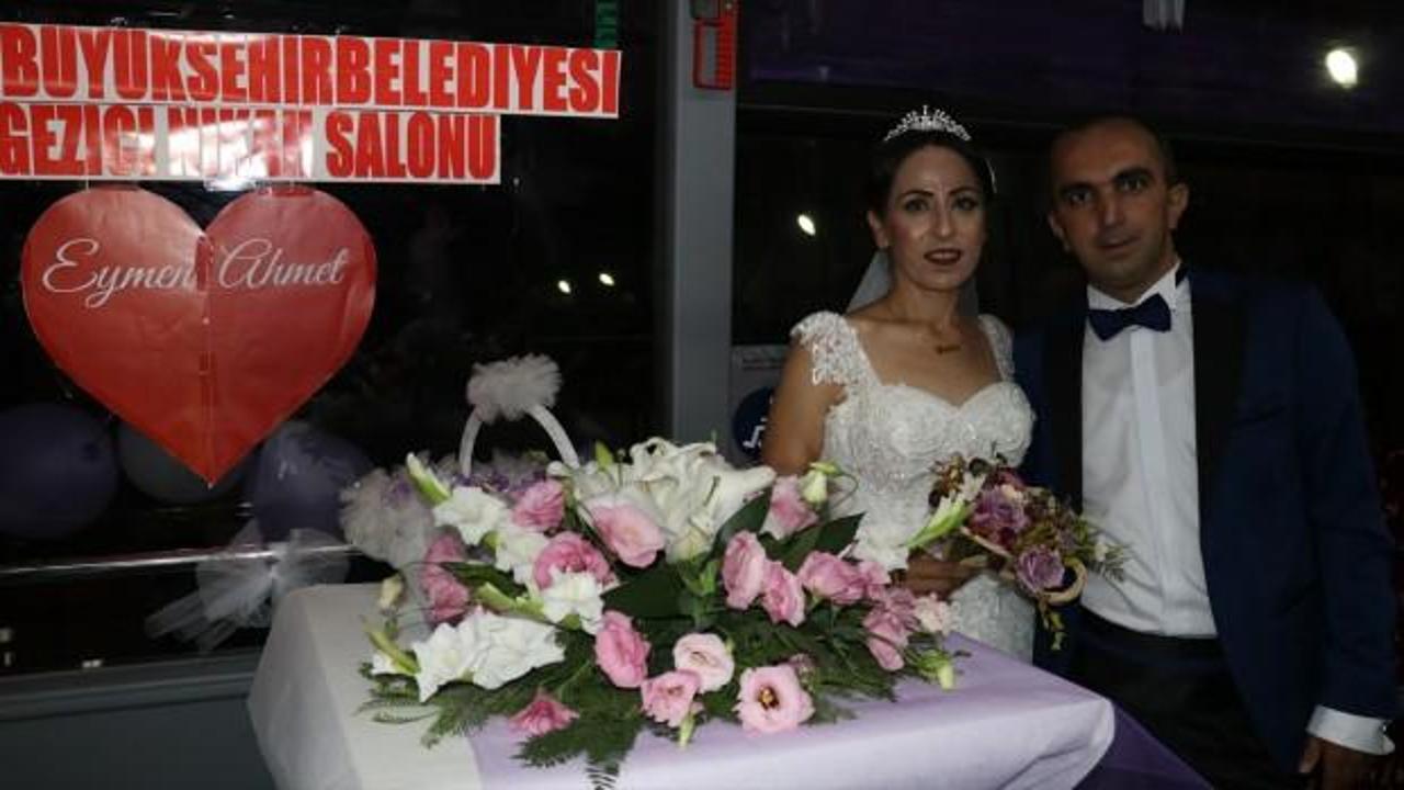 Halk otobüsü, şoför çiftin gelin arabası oldu