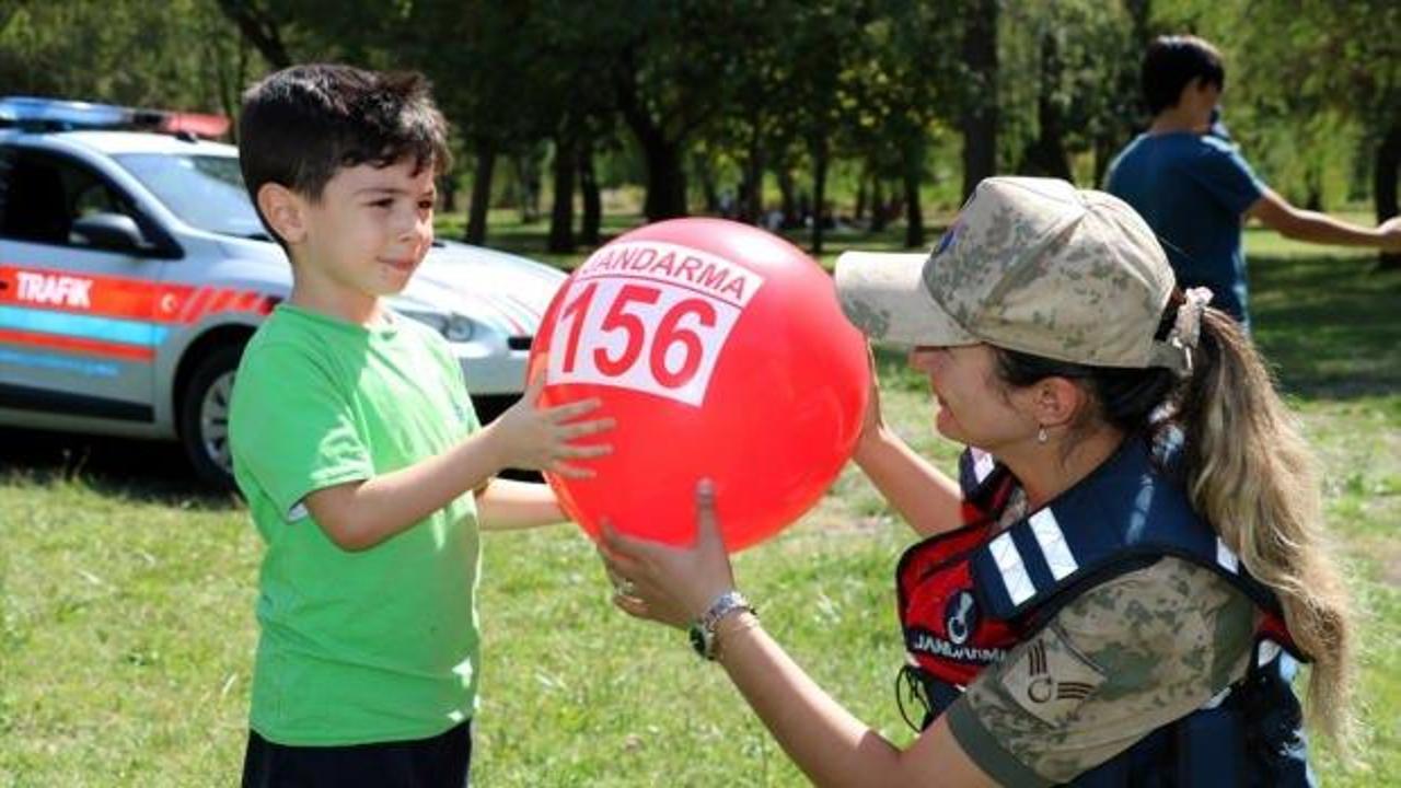 Jandarma çocukları sevindirdi