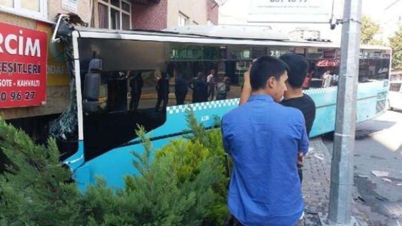 Bağcılar'da halk otobüs binaya girdi!