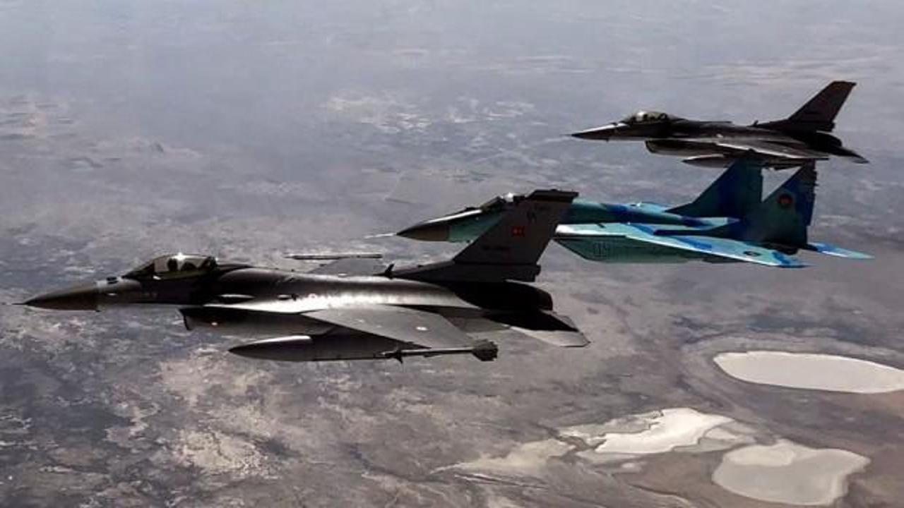 Türk ve Azeri savaş uçaklarından ortak uçuş