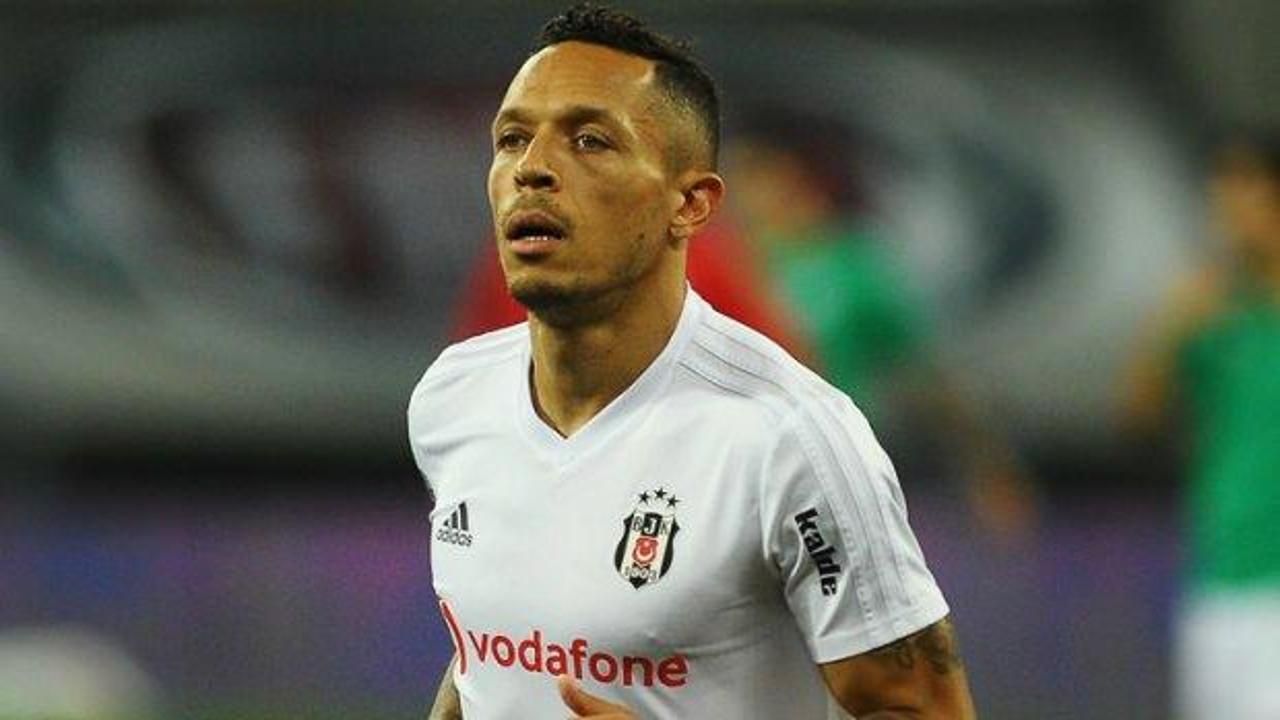 Beşiktaş'ta Adriano şoku!