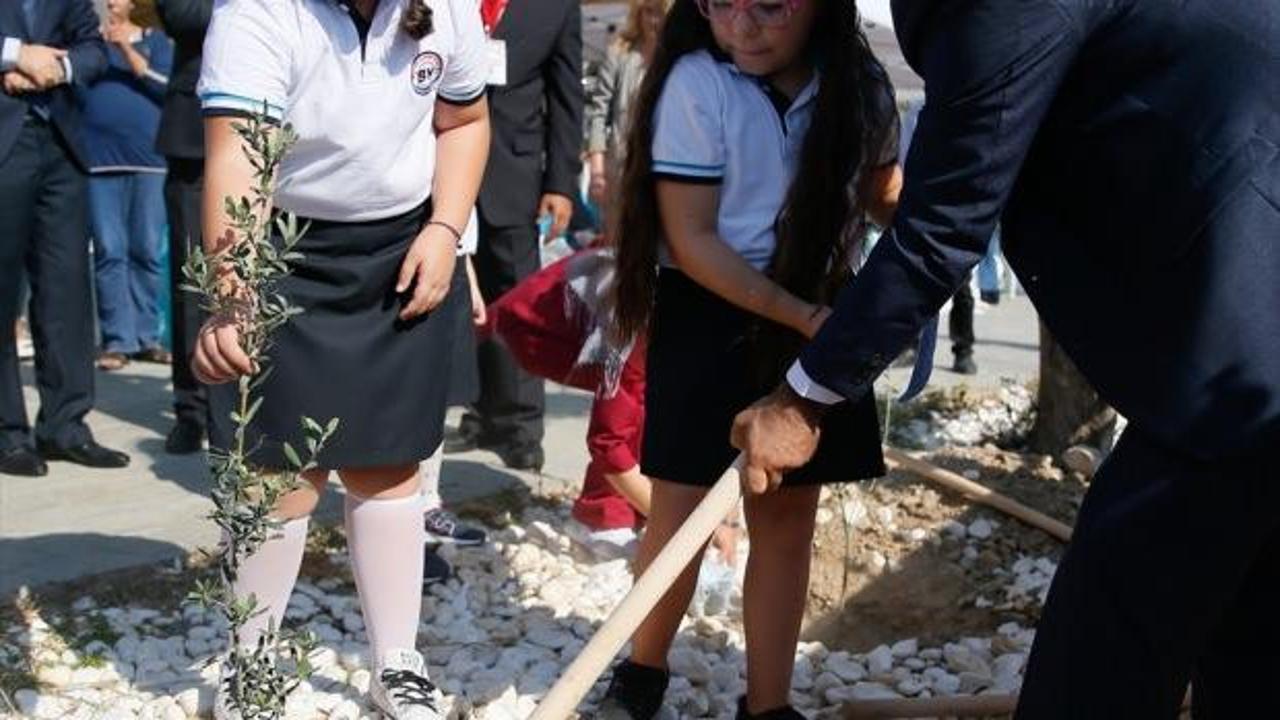 İzmir'de okullar zeytin fidanıyla açıldı