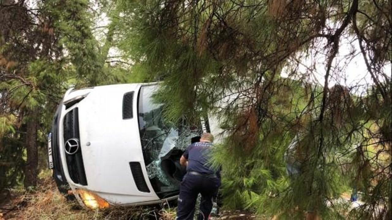 Antalya'da minibüs devrildi: Ölü ve yaralılar var