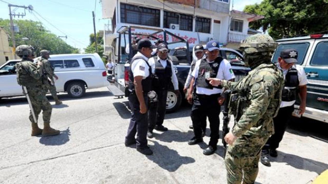 Acapulco'da tüm polislerin silahlarına el konuldu!