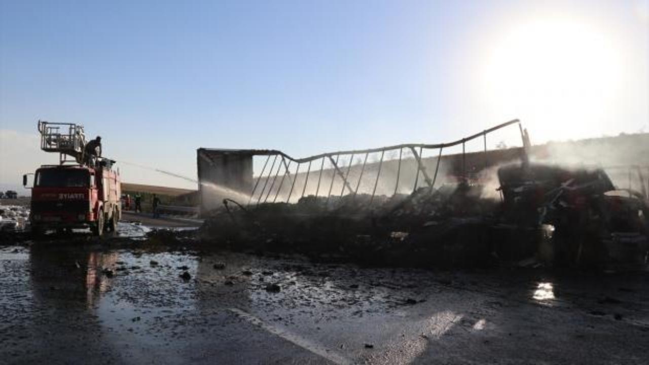 GÜNCELLEME - Kimyasal madde yüklü tankere çarpan tır yandı: 1 ölü