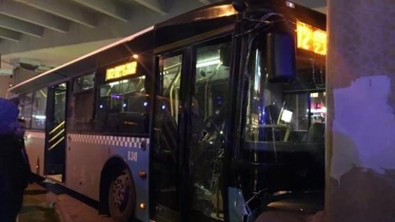 Mecidiyeköy'de halk otobüsü köprü ayağına çarptı