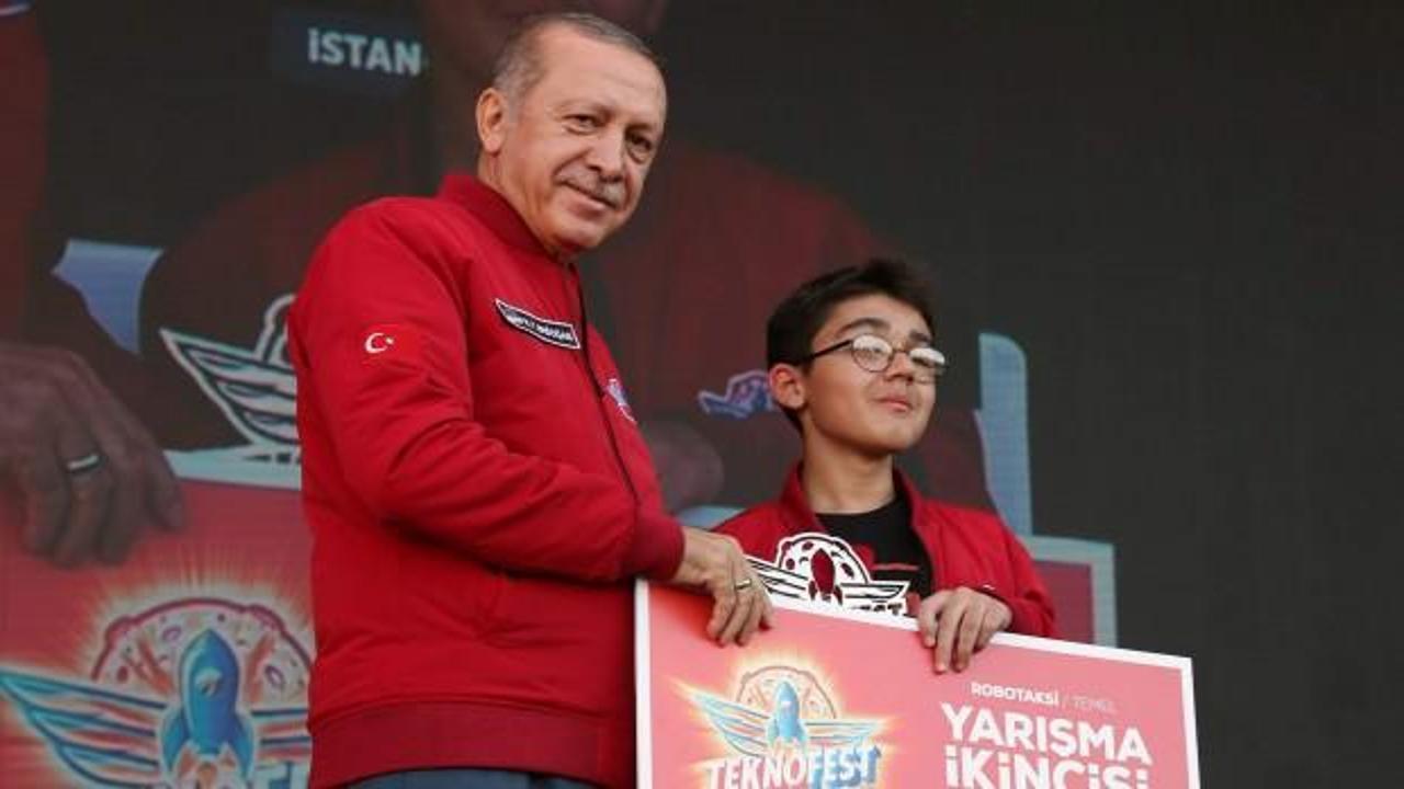 Teknofest'in çınarı ödülünü Erdoğan'dan aldı