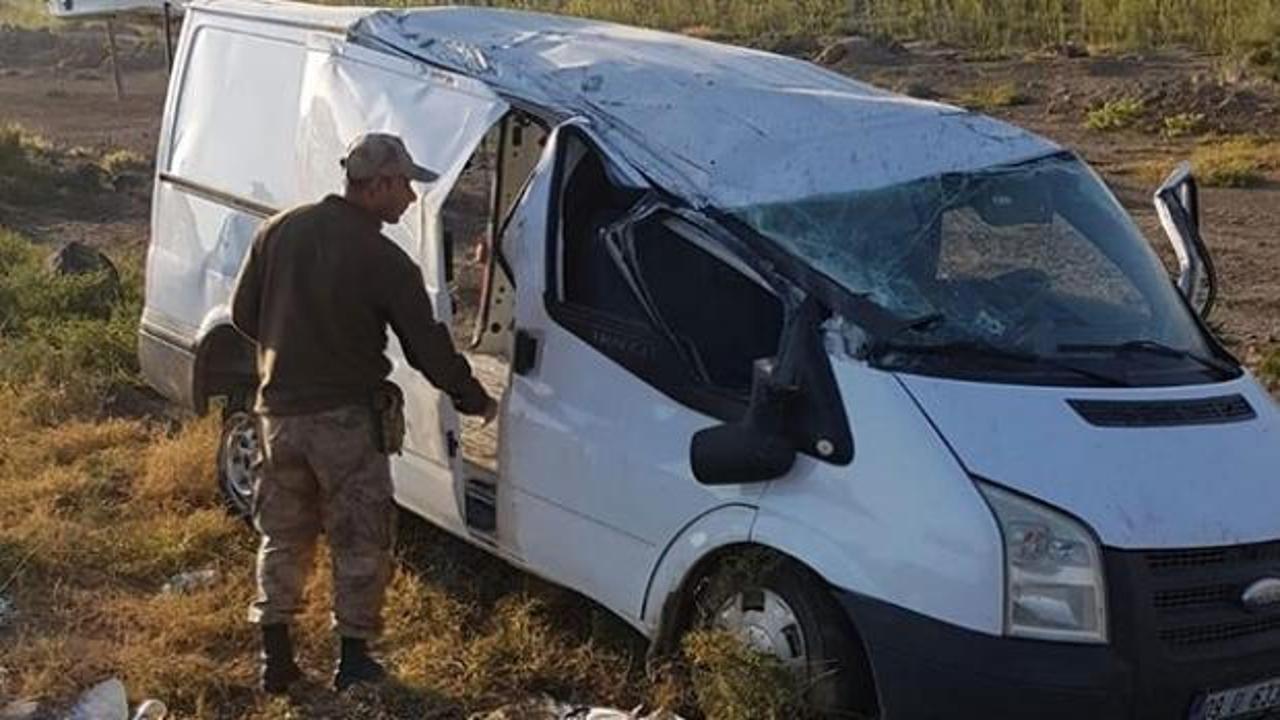 Göçmenleri taşıyan minibüs devrildi: 11 yaralı