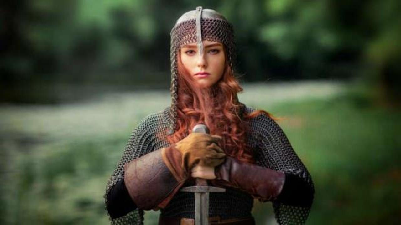 İsveçli küçük kız gölde 1500 yıllık kılıç buldu