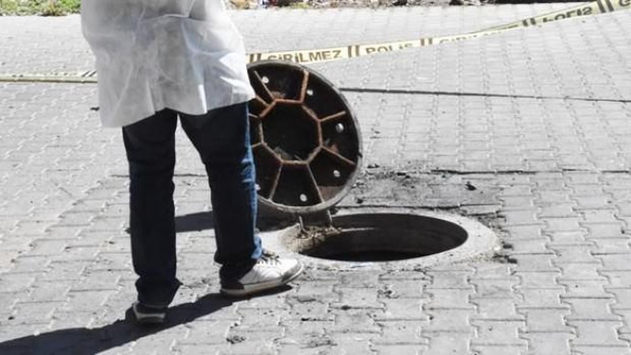 Kanalizasyon kapağının altından &ccedil;ıktı!