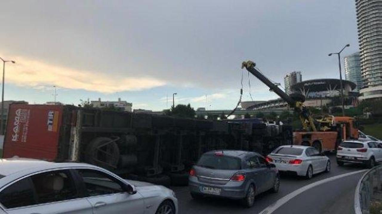 TEM bağlantı yolunda TIR devrildi! Trafik kilit