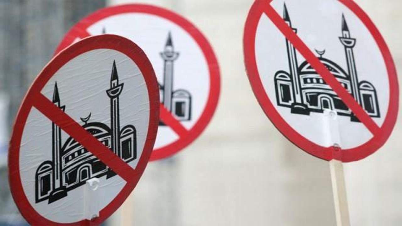 Hollanda'da İslamofobi: Cami önünde eylem!