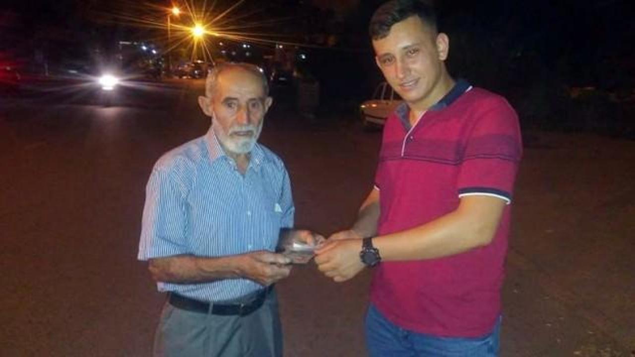 Yolda bulduğu c&uuml;zdanı sahibine teslim etti