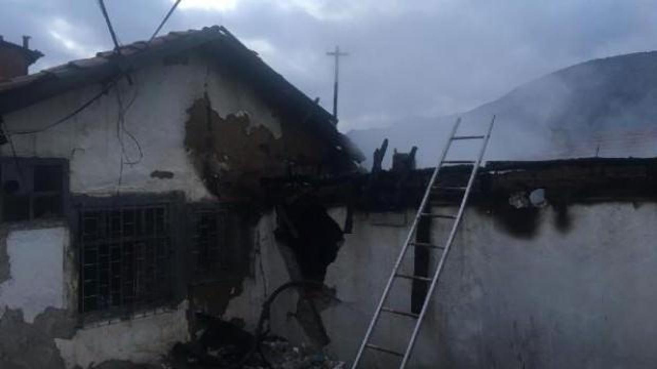 Amasya'da iki katlı ev yandı