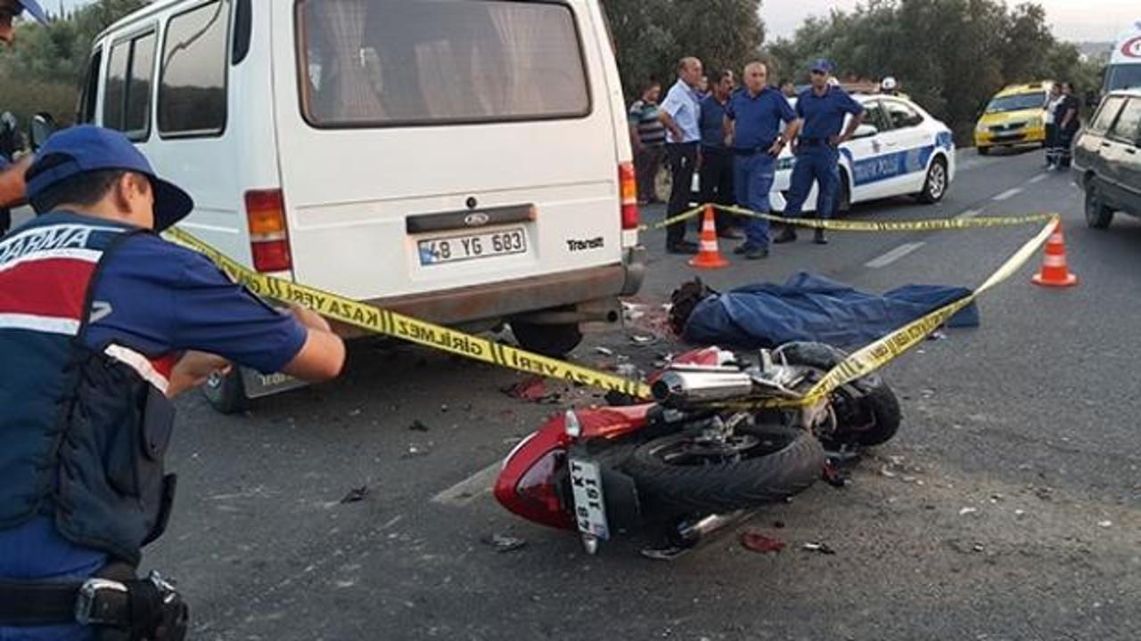 Minibüsle motosiklet çarpıştı: 2 ölü
