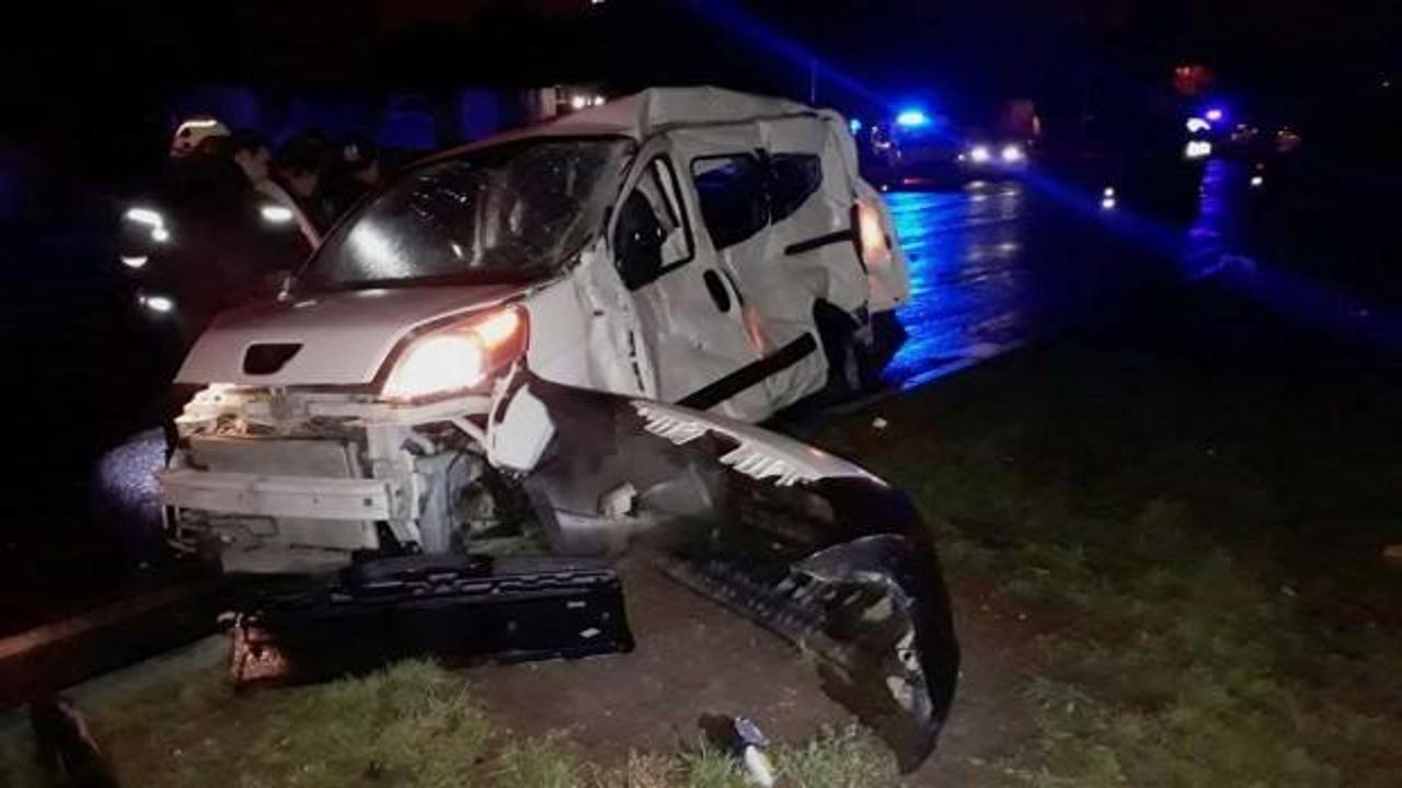 Yolcu otobüsü ile kamyonet çarpıştı: 2 ölü