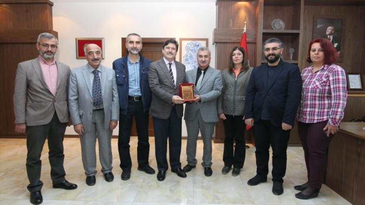 Rektör Yardım'a plaket takdim edildi