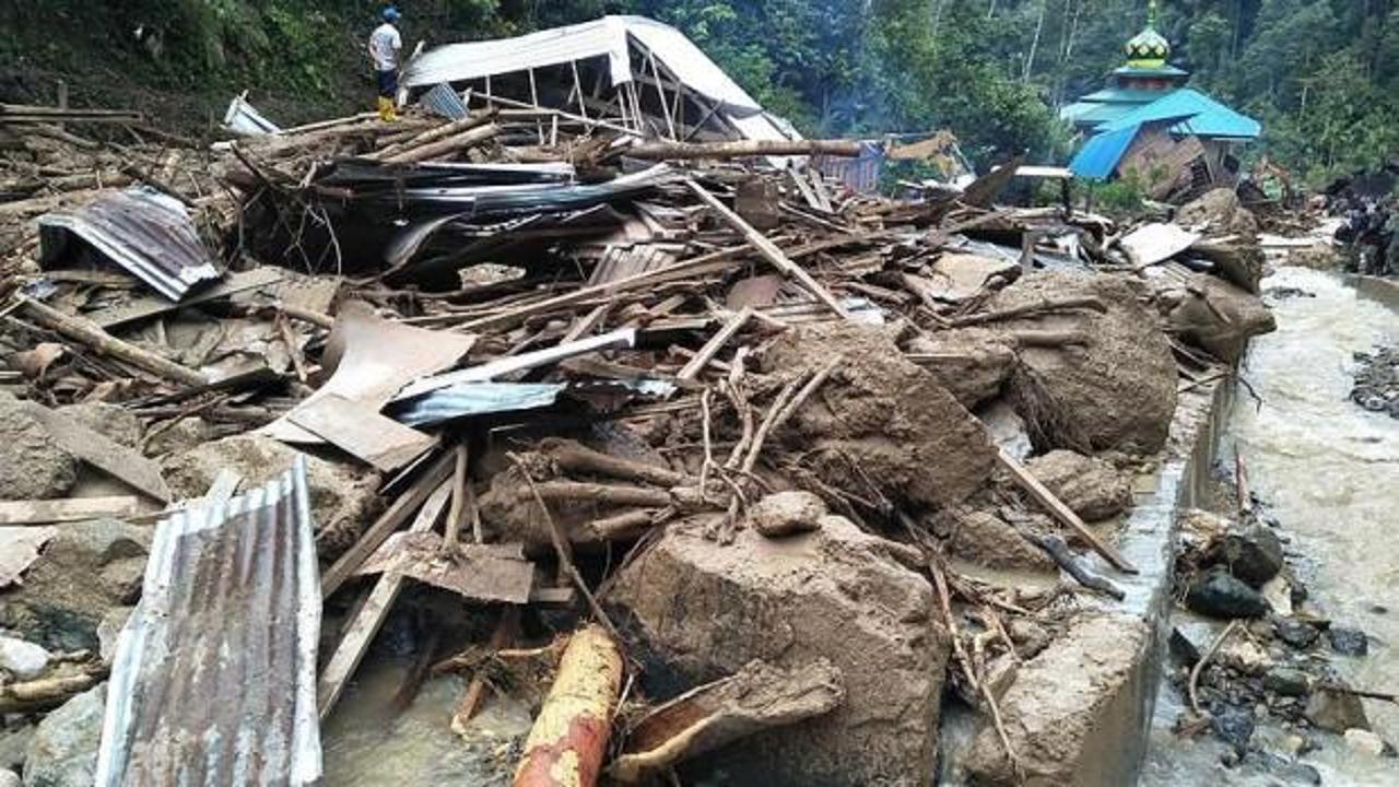 Endonezya'da şiddetli yağış 27 can aldı